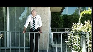 Una morena asiática de grandes pechos con medias de rejilla monta una gran polla en público.