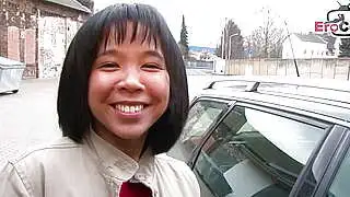 Una joven germano-asiática vecina fue abordada en la calle para una audición para orgasmo.